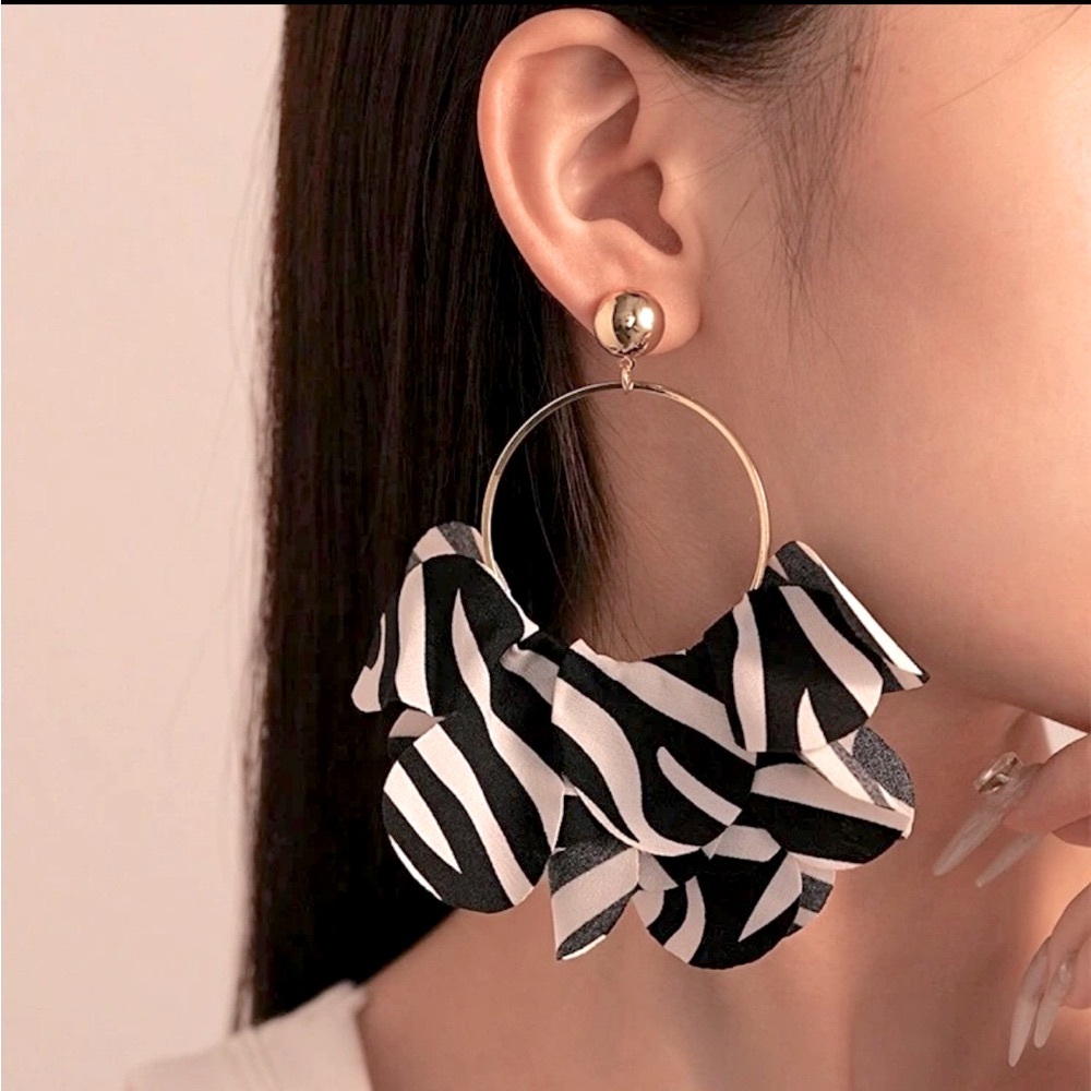 Oversized Zebra Print Drop Hoop Earrings NEW 🏷️